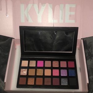 Kylie cosmetics sipping pretty birthday palette